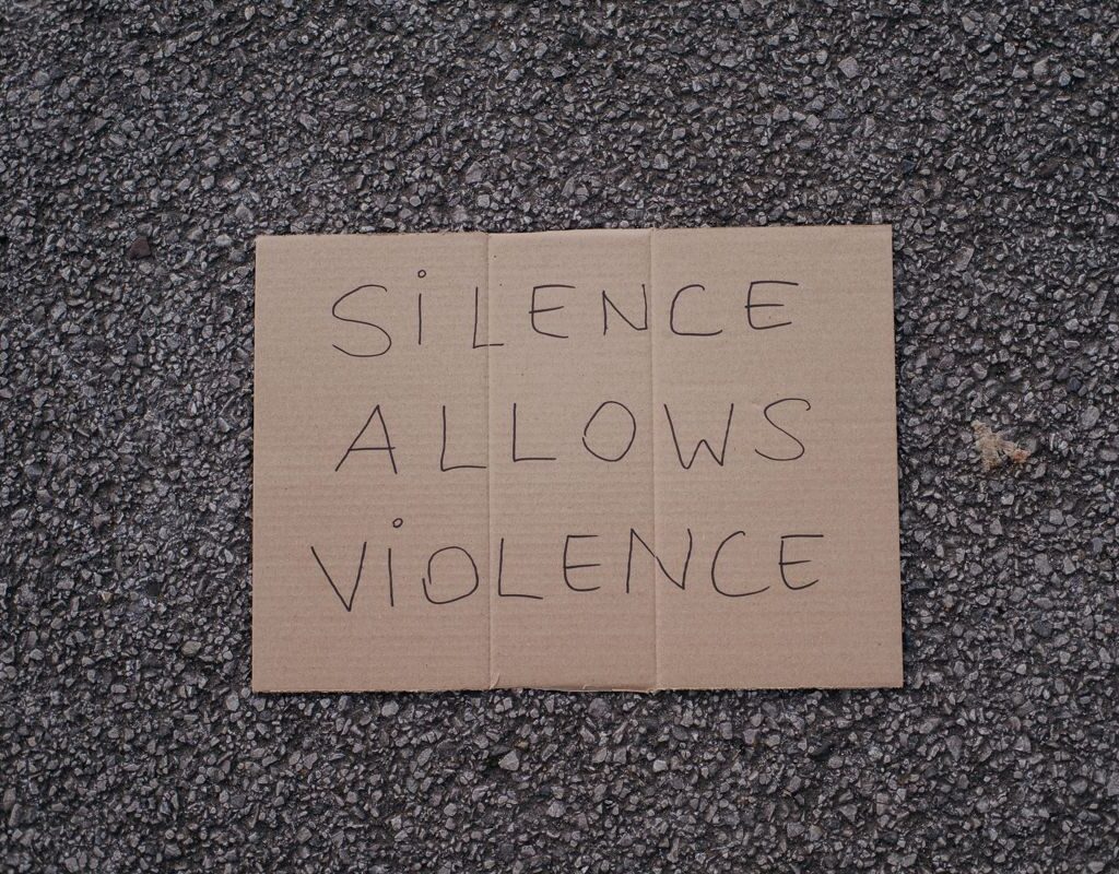 imagen ilistrativa silence allows violence